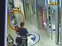 热播内容 监控实拍9岁男孩看完色情片深夜街道