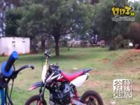 菜鸟学开摩托车的杯具-摩托车 精彩视频_1717