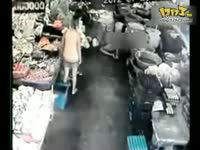 监拍流氓摸女孩屁股被其一脚踹飞