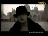 精彩片段 台湾地铁活春宫黑色长外套盖身体-台