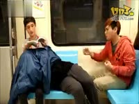 精彩片段 台湾地铁活春宫黑色长外套盖身体-台