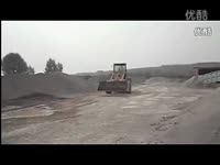 热推高清 逆天的5岁小孩开铲车-游戏视频_171