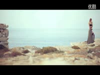 摆脱内衣的<em>束缚</em> 丝袜<em>美女</em>沙滩漫步展现傲人身