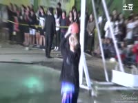 女孩篮球场上强迫男人脱<em>内裤_17173</em>游戏视频