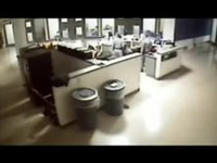 美国狱警工作时<em>调情</em>电击<em>女同事</em>臀部-游戏视频