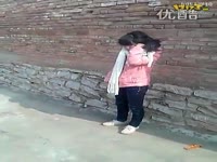 初中女生校园玩鬼牵手 3人撞邪休克_17173游