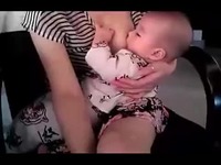 焦点 美女姐姐在给宝宝<em>喂奶</em>!<em>喂奶姐</em>事件 吃奶-