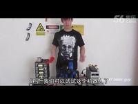 技术宅自制机器蜘蛛 发射激光打爆气球