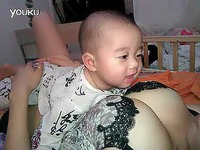 热推内容 19岁<em>美女</em>奶.妈,正给孩子哺.<em>乳</em>。-<em>美女</em>