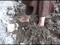 最新 美女赤脚走废墟污泥垃圾堆-游戏视频_17
