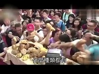 热门<em>专辑</em> 台湾<em>鸡排妹</em>穿性感面包比基尼粉丝羡