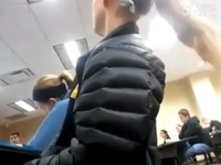 想睡就趴着睡吧看你脖子都快摇折了-游戏谢贵荣视频图片
