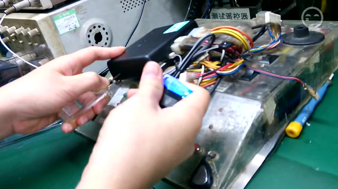 LED防盗指示灯。在防盗状态时,应有12V跳变电压输出,也可直 接检査灯泡电阻。 转向灯。在报警状态时,应有12V跳变电压输出。 电子喇叭。在报警状态时,应有12V电源电压输出。 发动机断电回路。在防盗状态时,应为搭铁信号。 中控门输出信号。在开启或解除防盗状态时,根据正触发或负触发2 种不同的控制方式,开、关信号输出线上应对应有12V电压或搭铁信号。 若上述防盗器主机输出信号正常,则故障出在外围输出电路上;若输出 信号不正常,则为防盗器主机故障,必须维修或更换。 如果没有电路图,又不能确定外围输 宽