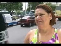 巴西大妈受访谈治安问题 镜头前遭抢项链-视频