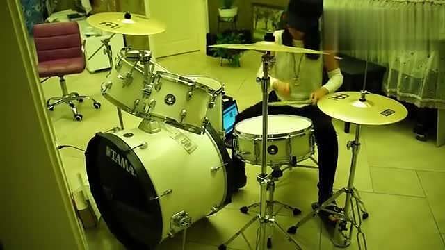 十岁<em>小女孩学</em>打<em>架子鼓</em>Beyond《光辉岁月-免费