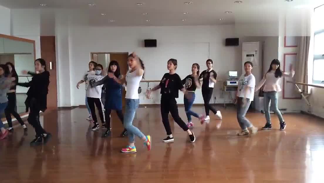 <em>90后</em>白色短裙MMM美女<em>热舞</em> <em>少女</em>时代舞曲-免