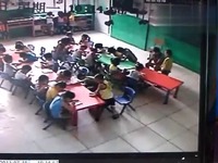 免费视频 幼儿园老师暴打孩子,注意第50秒,没人