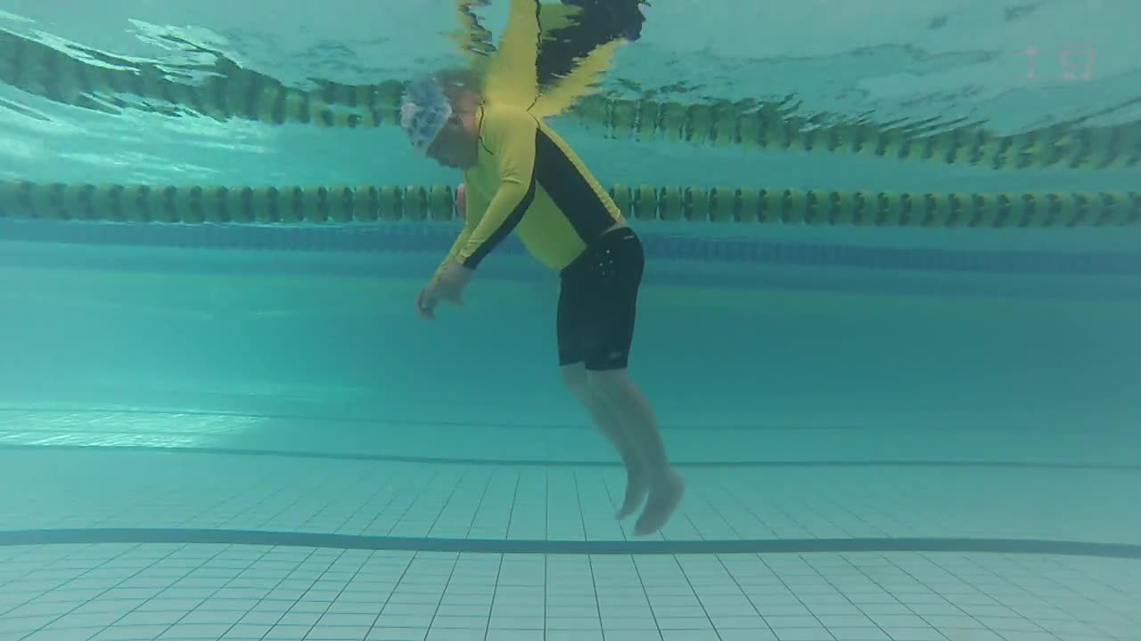 <em>美女脱光</em>光游泳,被偷拍-免费在线观看-360影视